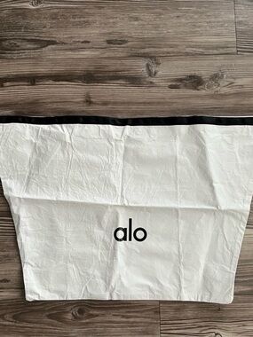 ALO Yoga Keep it Dry Fitness Bag in white/black NWT
